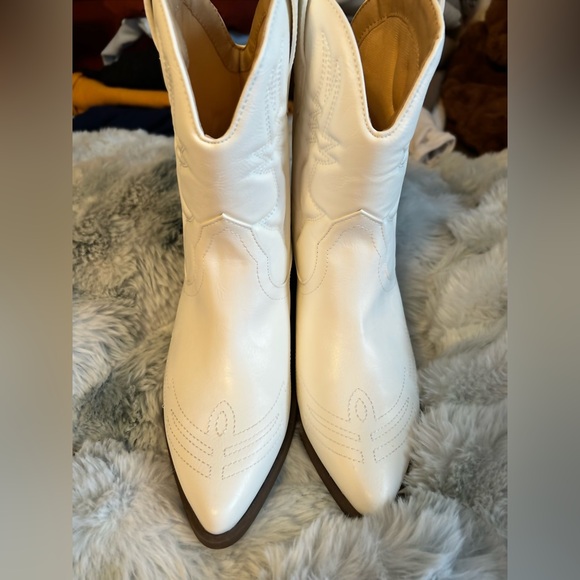 Soda Size 10 NWOT White Western Ankle Boots for Women - Stylish Cowboy Booties - Picture 2 of 4